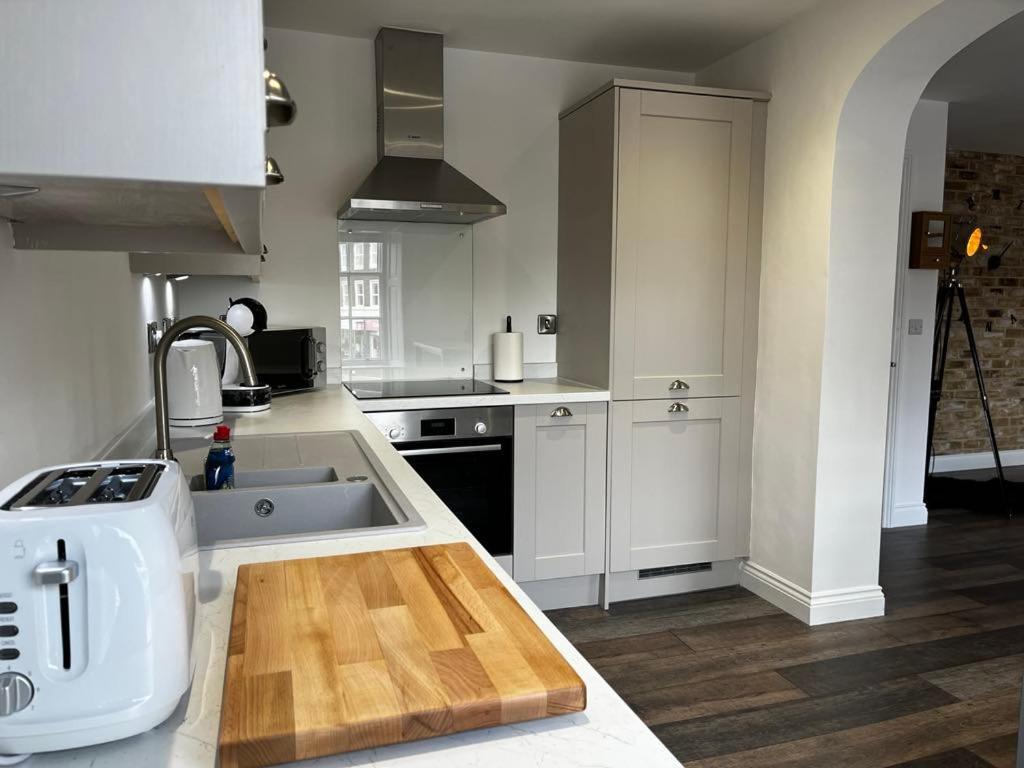 Sterling Stylish 2 Bedroom Central Modern Apartment ダーリントン エクステリア 写真